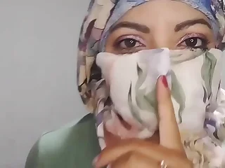 Arab Hijab Get hitched Masturabtes Silently To Extreme Orgasm In Niqab Unalloyed Purl While Husband Away